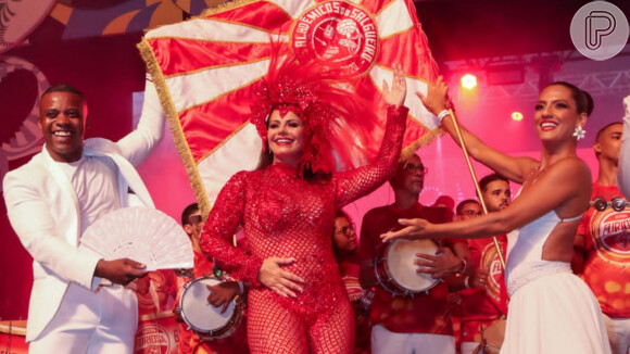 Viviane Araújo, grávida, desfila em evento de abertura do Carnaval do Rio