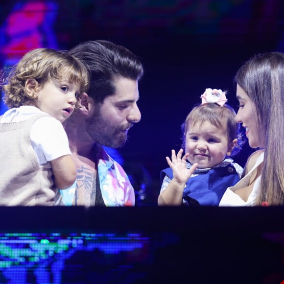 Alok levou a mulher, Romana Novais, e os filhos ao palco do Carnaval na Cidade