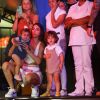 Romana Novais acompanhou apresentação do marido, Alok, ao lado dos filhos