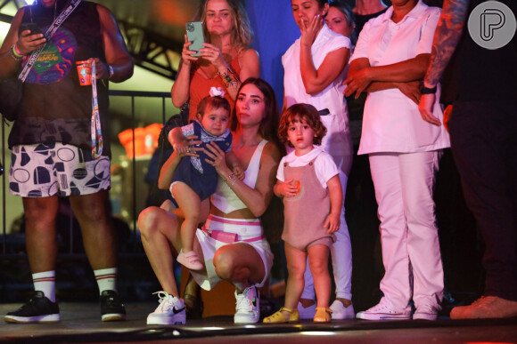 Romana Novais acompanhou apresentação do marido, Alok, ao lado dos filhos