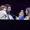 Romana Novais e os filhos no palco do show de Alok