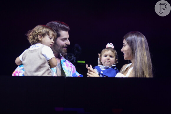 Romana Novais e os filhos no palco do show de Alok