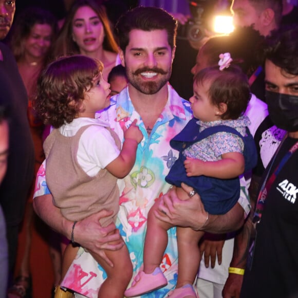 Alok posou com os filhos, Ravi e Raika, no camarim do evento