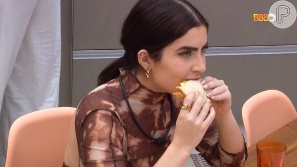 Focada em tirar a fama de 'rica e fresca' no 'BBB 22', Jade Picon provocou fãs ao comer um pão com ovo logo nas primeiras semanas do programa