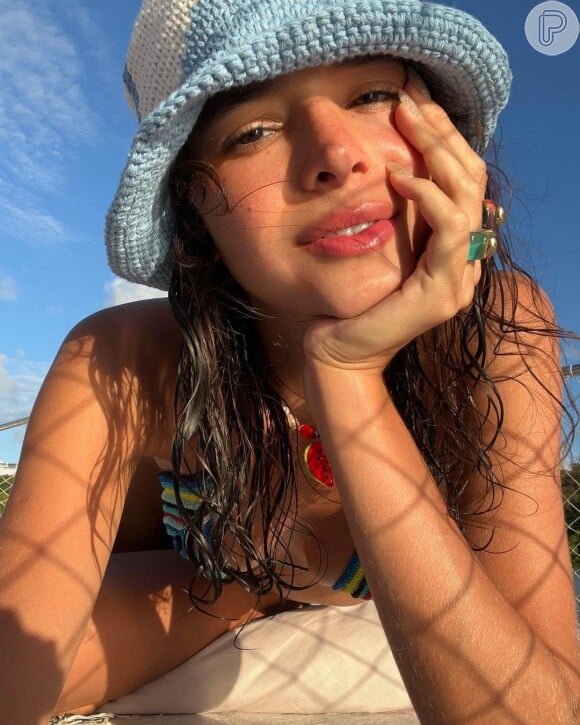 Bruna Marquezine postou fotos de biquíni em viagem e fez brincadeira com a legenda, misturando inglês e português: 'We say SAUDADE'