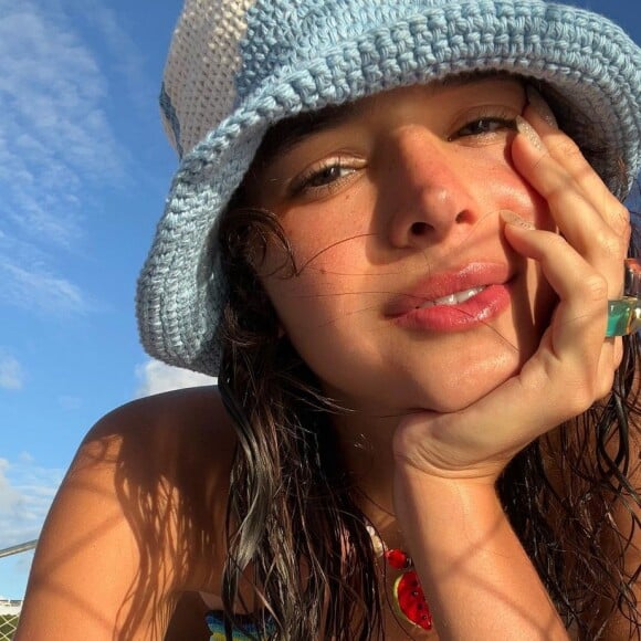 Bruna Marquezine postou fotos de biquíni em viagem e fez brincadeira com a legenda, misturando inglês e português: 'We say SAUDADE'