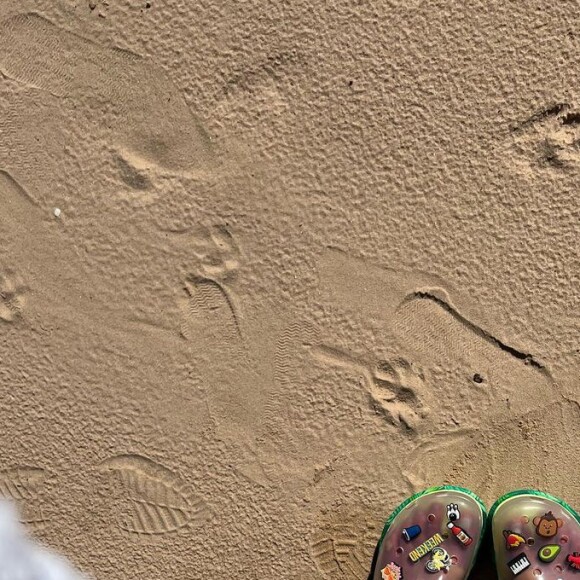 Outro item de Bruna Marquezine que deu o que falar foi uma crocs com detalhes em estampa tropical, pins e transparência