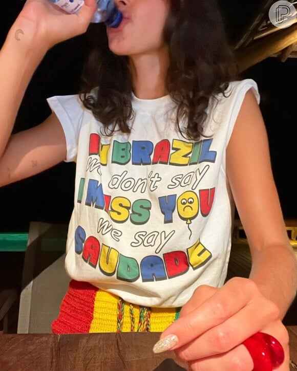 Vários fãs pediram à Bruna Marquezine para compartilhar a marca da loja que vende a blusa que usou na sequência de fotos de viagem