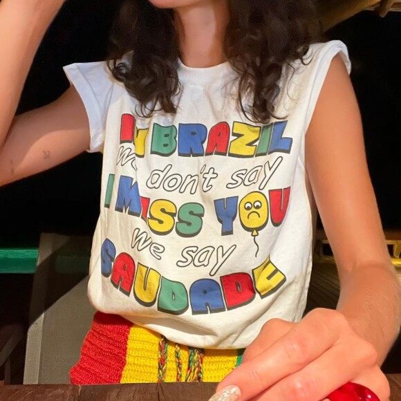 Vários fãs pediram à Bruna Marquezine para compartilhar a marca da loja que vende a blusa que usou na sequência de fotos de viagem