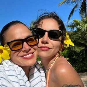 Bruna Marquezine viajou para a Bahia e aproveitou para relaxar ao lado de Priscilla Alcântara, que comentou na sequência de fotos do Instagram: 'Saudade'