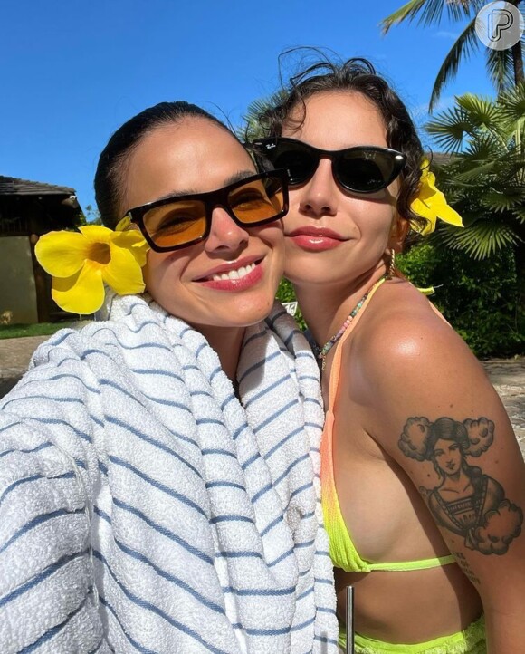 Bruna Marquezine viajou para a Bahia e aproveitou para relaxar ao lado de Priscilla Alcântara, que comentou na sequência de fotos do Instagram: 'Saudade'