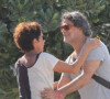 No fim da novela 'Um Lugar ao Sol', Cecília (Fernanda Marques) banca o cupido da mãe com o pai, Edgar (Eduardo Moscovis)