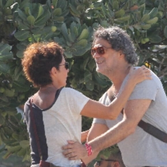No fim da novela 'Um Lugar ao Sol', Cecília (Fernanda Marques) banca o cupido da mãe com o pai, Edgar (Eduardo Moscovis)