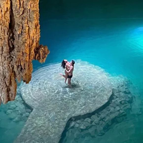 Ex-BBB Munik Nunes e o namorado, Paulo Simão, posaram dentro de uma gruta com água cristalina