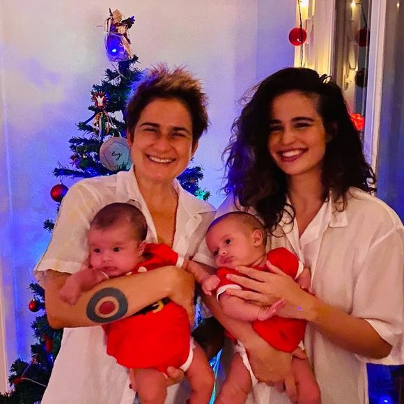 Nanda Costa disse que ela e a mulher estão dando muito carinho para as filhas