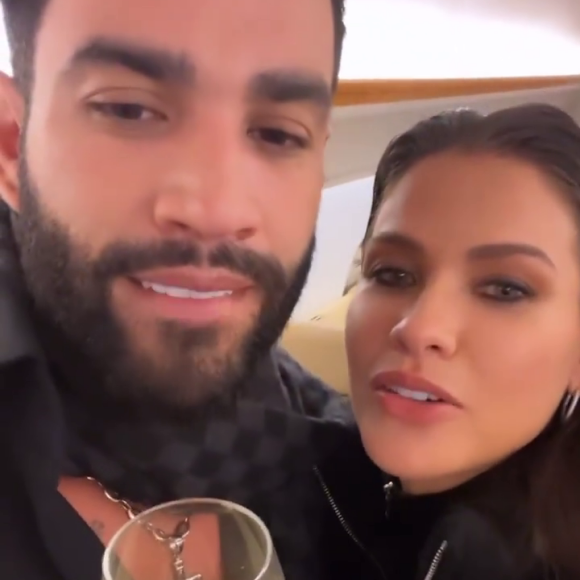 Gusttavo Lima e Andressa Suita retornaram ao Brasil em um avião particular