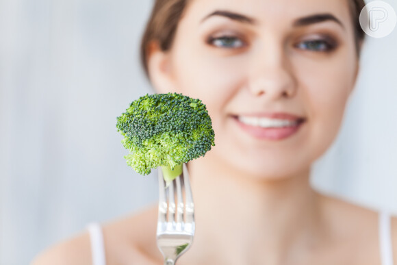 Brócolis é um dos vegetais em tom de verde-escuro que mais apresenta vantagens ao organismo