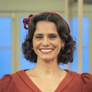 Isadora (Larissa Manoela) diz a Davi (Rafael Vitti) que ela e a mãe, Violeta (Malu Galli) querem saber mais de sua vida na novela 'Além da Ilusão'