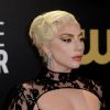 Sombra com brilho foi a aposta de Lady Gaga para sua maquiagem no Critics Choice Awards 2022