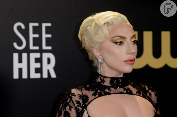 Sombra com brilho foi a aposta de Lady Gaga para sua maquiagem no Critics Choice Awards 2022