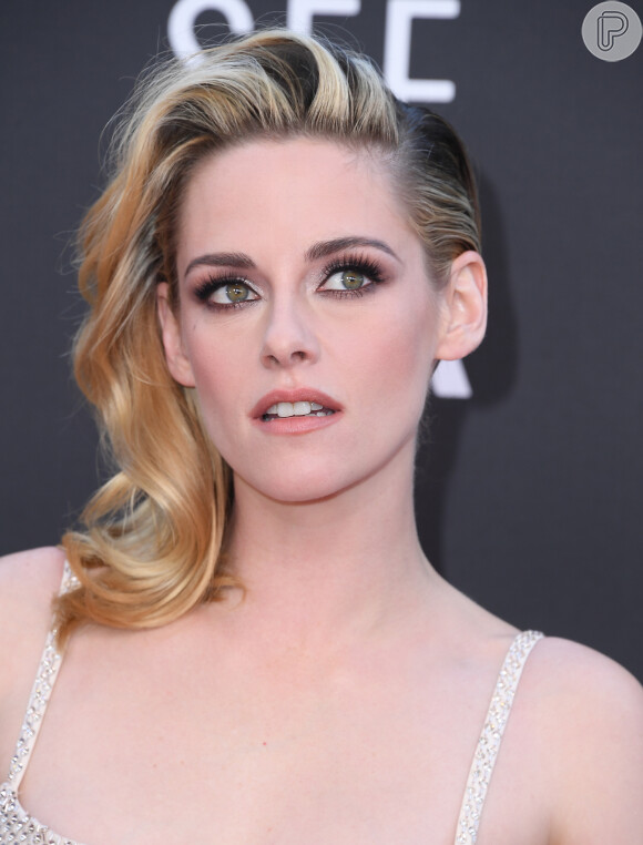 A atriz Kristen Stewart usou make com foco no olhar no Critics Choice Awards