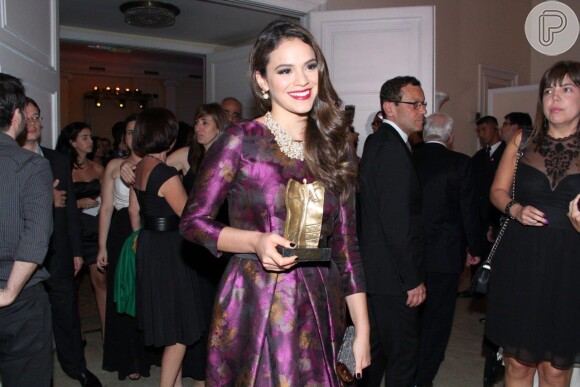 Bruna Marquezine levou o troféu de Atriz Revelação na premiação Veja Rio Cariocas do Ano 2014 em 2 de dezembro de 2014