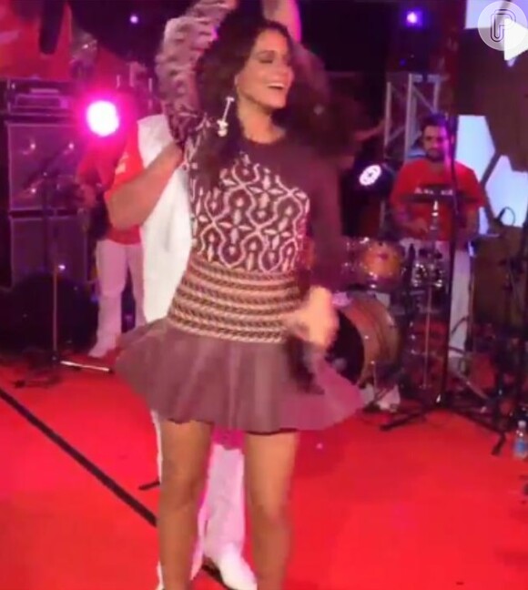 Bruna Marquezine roubou a cena ao dançar 'Sandra Rosa Madalena', música de Sidney Magal, com o amigo Tiago Abravanel, na festa da Brahma realizada no Maracanã, em 18 de fevereiro de 2014
