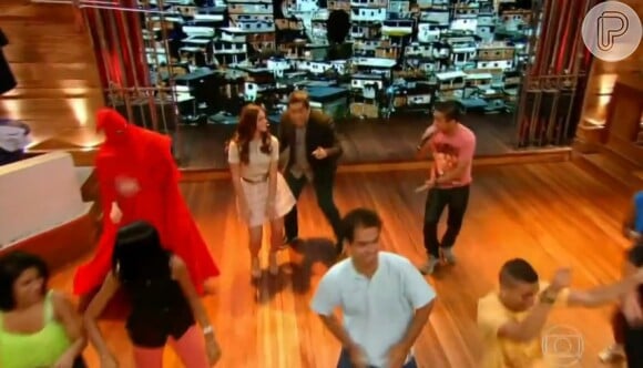 Bruna Marquezine dançou funk no 'Vídeo Show' exibido em 17 de março de 2014, ao som de Mc Leozinho