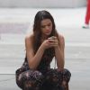 Após retomar namoro com Neymar, Bruna Marquezine não larga o celular em intervalo de gravação de 'Em Família'