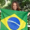 Bruna Marquezine posou com a bandeira nacional nos bastidores do programa 'Mais Você', em 11 de junho, e falou da expectativa para ver a estreia do então namorado, Neymar, no Mundial: 'Vou torcer muito. Fico nervosa e acho que todo mundo vai ficar, né?'