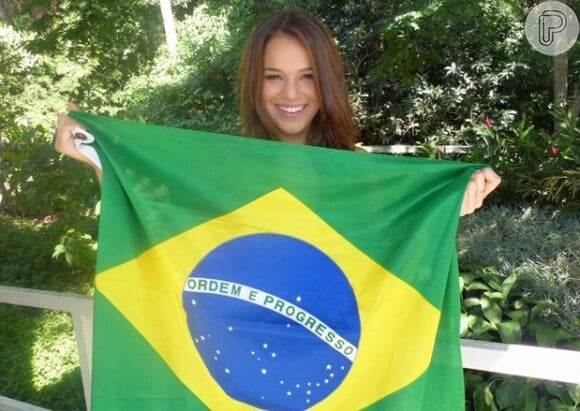 Bruna Marquezine posou com a bandeira nacional nos bastidores do programa 'Mais Você', em 11 de junho, e falou da expectativa para ver a estreia do então namorado, Neymar, no Mundial: 'Vou torcer muito. Fico nervosa e acho que todo mundo vai ficar, né?'