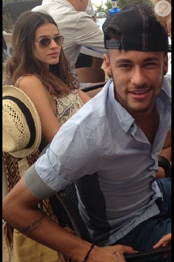 Neymar e Bruna Marquezine viajam de férias Ibiza, no balneário espanhol. Uma fã contou que viu os dois brigados no aeroporto em 25 de julho