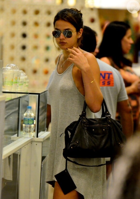 Bruna Marquezine passeou com um vestido ousado em shopping do Rio em 23 de outubro de 2014