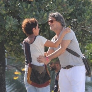 Rebeca (Andrea Beltrão) e Edgar (Eduardo Moscovis) se separam, porém retomam de novo o namoro no fim da novela 'Um Lugar ao Sol'