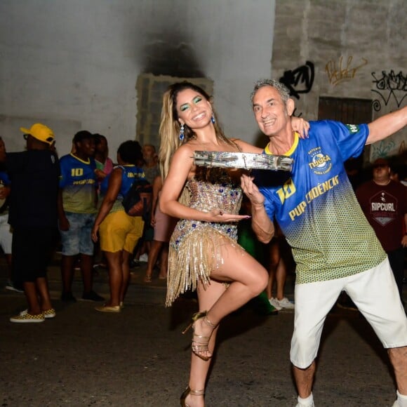 Carnaval 2022: Lexa mostra samba no pé ao ensaiar com músicos da Unidos na Tijuca na madrugada desta sexta (18)