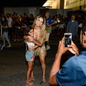 Carnaval 2022: Lexa posa com fãs em ensaio da Unidos da Tijuca no Rio de Janeiro