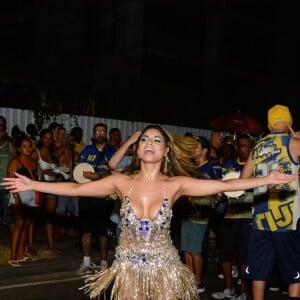 Carnaval 2022: Lexa é fotografada usando espécie de chinelo em vez de salto alto em ensaio da Unidos da Tijuca