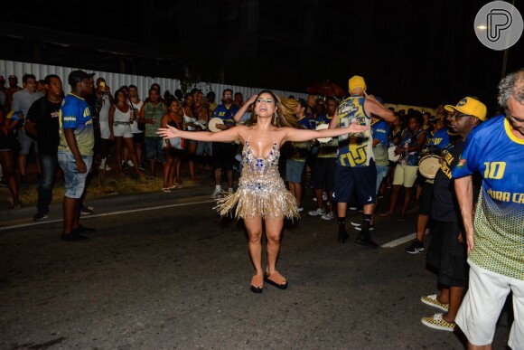 Carnaval 2022: Lexa é fotografada usando espécie de chinelo em vez de salto alto em ensaio da Unidos da Tijuca