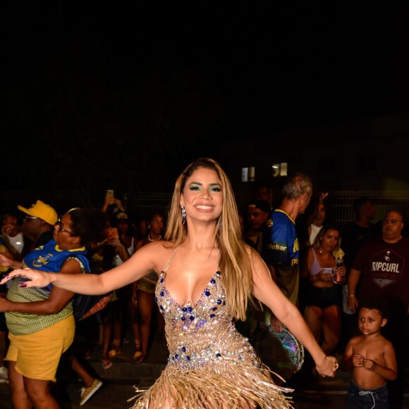 Carnaval 2022: Lexa exibe gingado em ensaio da escola de samba Unidos da Tijuca, agremiação da qual é rainha de bateria