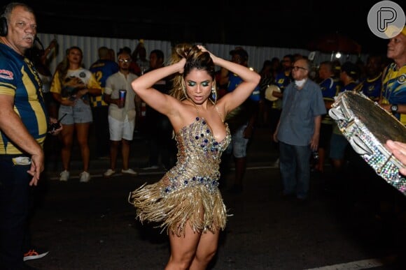 Carnaval 2022: Lexa usa vestido dourado com pedraria azul em ensaio da Unidos da Tijuca no Rio de Janeiro