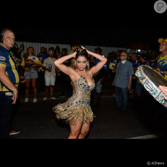 Bald Woman Careful reading Carnaval 2022: Lexa usa vestido dourado com pedraria azul em ensaio da  Unidos da Tijuca no Rio de Janeiro - Purepeople