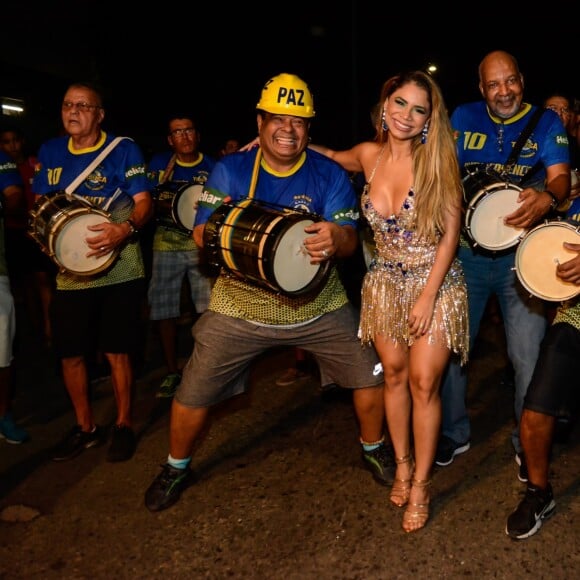 Carnaval 2022: Lexa faz fotos ao lado da bateria da Unidos da Tijuca em ensaio