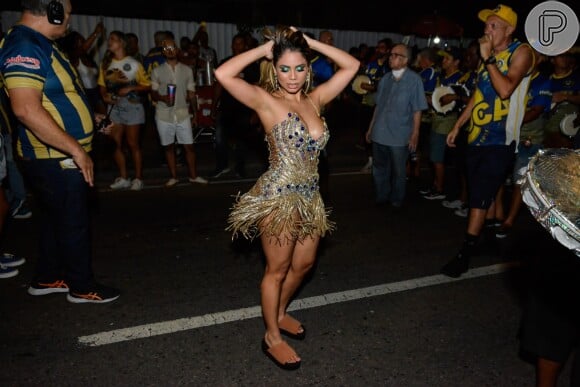 Lexa usa espécie de chinelo em ensaio de Carnaval da Unidos da Tijuca, escola de samba da qual é rainha de bateria