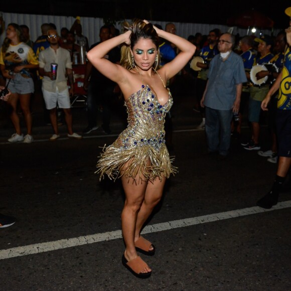 Lexa usa espécie de chinelo em ensaio de Carnaval da Unidos da Tijuca, escola de samba da qual é rainha de bateria