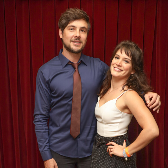 Bianca Bin prestigiou o marido, Sergio Guizé, no Teatro Porto Seguro