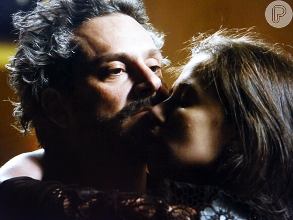 A primeira cena da volta de Marjorie Estiano para 'Império' foi uma noite de amor com o personagem de Alexandre Nero