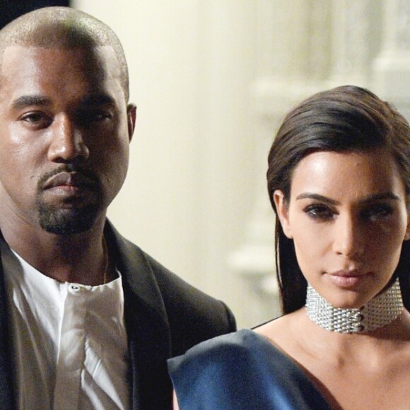 Kim Kardashian vende sapatos da coleção de Kanye West na web