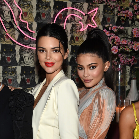 Espaço virtual onde Kim Kardashian colocou as roupas e calçados à venda foi criado por Kriss Jenner