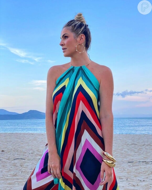 Look de convidada para casamento na praia: a influenciadora Julia Faria escolheu vestido com estampa geométrica e tecido fluido