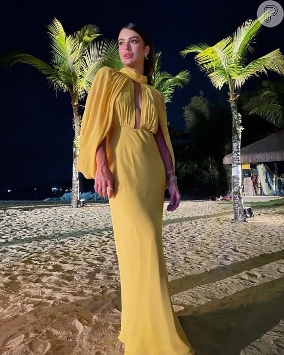Vestido longo amarelo com mangas e gola alta: veja foto do look da influenciadora Mari Saad para casamento de Piny Montoro e Bruno Franklin
